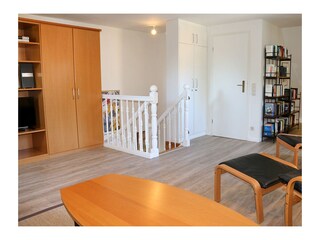 offener Zugang zum Wohnbereich in der unteren Ebene der Wohnung