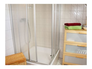 zweites Bad im oberen Bereich mit Dusche und WC