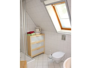 zweites Bad im oberen Bereich mit Dusche und WC