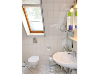 zweites Bad im oberen Bereich mit Dusche und WC