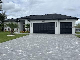 gepflasterte Einfahrt