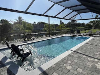 großer Pool mit Kanalblick