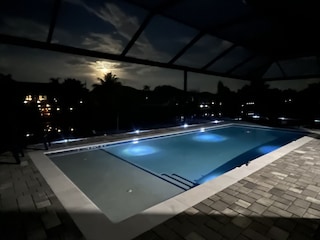 Pool bei Nacht