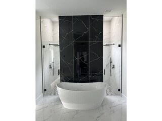 Bad en-suite mit freistehende Badewanne