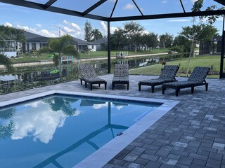 Liegen im Poolbereich