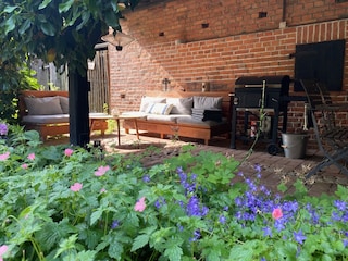 Freisitz mit Loungegruppe, Grill und Sitzgarnitur