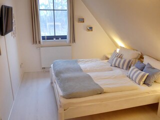 Schlafzimmer im OG mit Doppelbett,TV