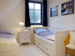 zweites Schlafzimmer im OG mit zwei Einzelbetten