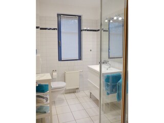 Bad mit Dusche und WC
