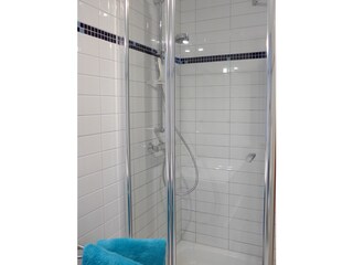 Dusche im Bad (OG)