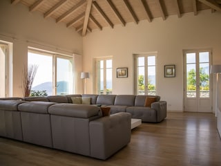 Ca. 50 m² großes lichtdurchflutetes Wohnzimmer