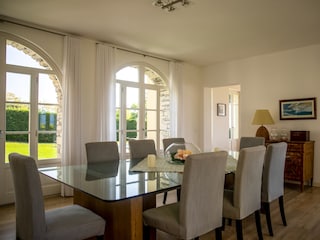 Esszimmer mit schönen Rundbogenfenstern