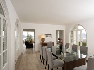 Esszimmer mit schönen Rundbogenfenstern