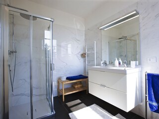 Eines von 6 freundlichen und modernen Marmorbadezimmern