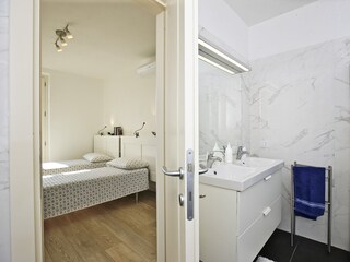 Eines von 6 freundlichen und modernen Marmorbadezimmern