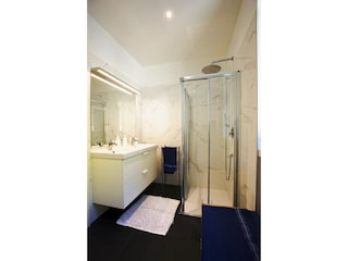 Eines von 6 freundlichen und modernen Marmorbadezimmern