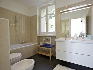 Eines von 6 freundlichen und modernen Marmorbadezimmern