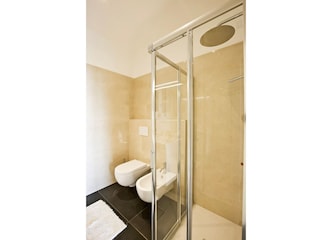 Eines von 6 freundlichen und modernen Marmorbadezimmern