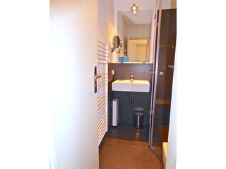 bathroom with shower, hairdryer + makeup mirror