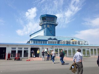 airport building, arrival on the runway