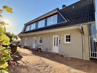 Hauseingänge des "Strandhaus" mit 5 Objekten