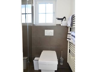 Toilette, Handtuchheizkörper, Föhn