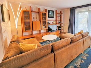 geräumiges Wohnzimmer