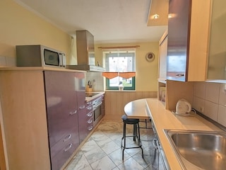 moderne Küche mit kleiner zusätzlichen Sitzecke