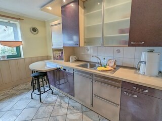 die Küche ist komplett ausgestattet mit Geschirrspüler, Mikrowelle, großer Herd mit Backofen und ...