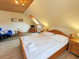 Schlafzimmer II - mit Doppelbett, kleiner Sitzecke und TV