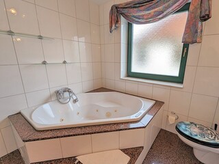 großes Bad mit Eckbadewanne (ohne Whirlfunktion)