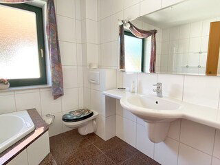 und großem Waschtisch im ersten Obergeschoß