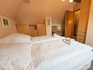 Schlafzimmer III mit kleiner Kommode