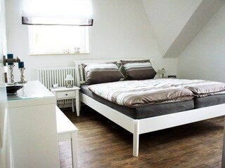 Schlafzimmer 1 mit großem Doppelbett
