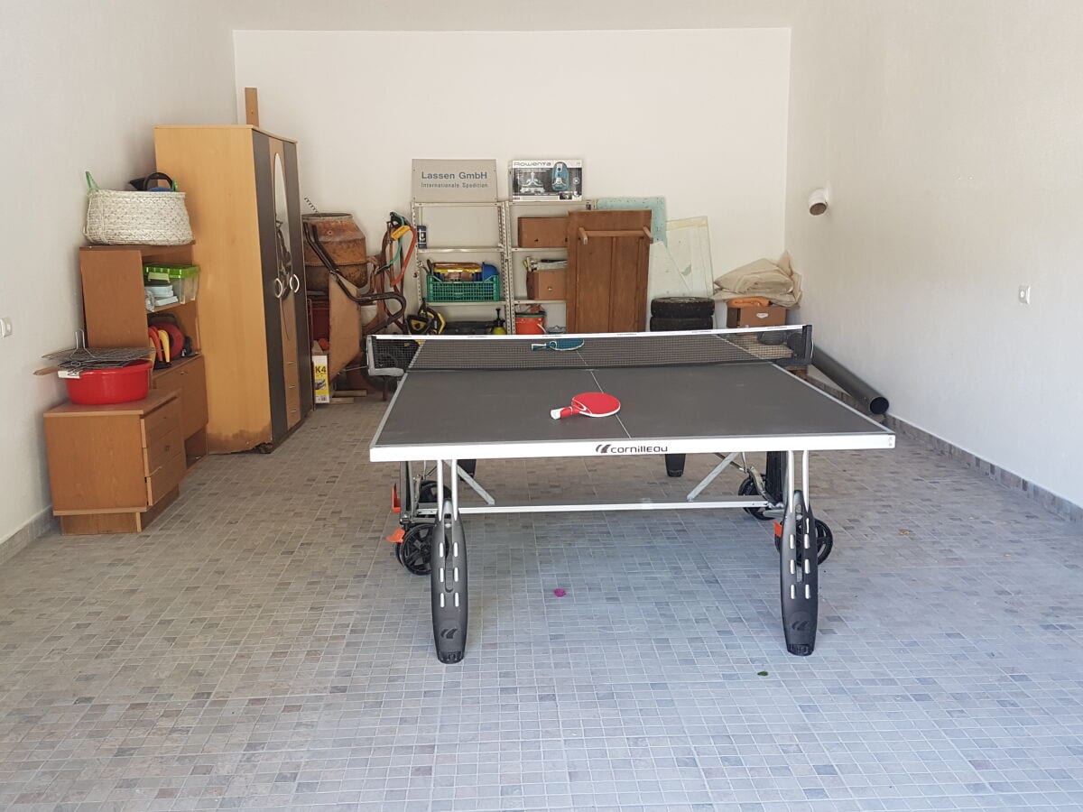 Tischtennisplatte in Garage