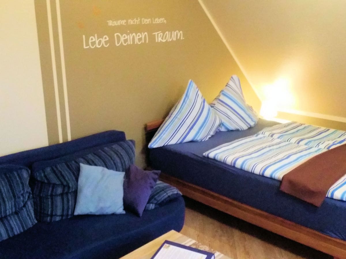 Schlaf-Wohnbereich mit mittl..Doppelbett