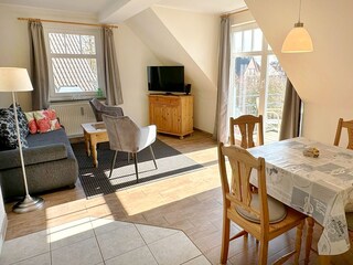 Wohnzimmer mit Essbereich und Balkonzugang