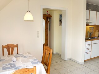 Esstisch mit Blick in die Küchenzeile