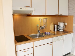 Küchenzeile mit Kühlschrank, Geschirrspüler, Kaffeemaschine, Wasserkocher, Toaster, ausreichend G...