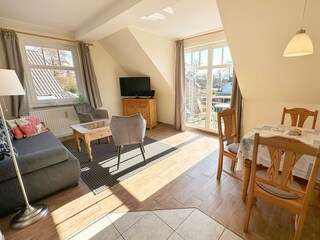 Esstisch und Wohnbereich mit Zugang zum Südbalkon