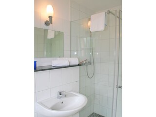 Bad mit Dusche und WC