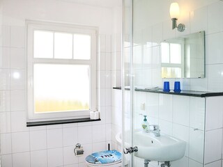 Bad mit Dusche und WC