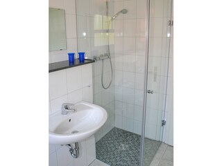 Bad mit Dusche und WC