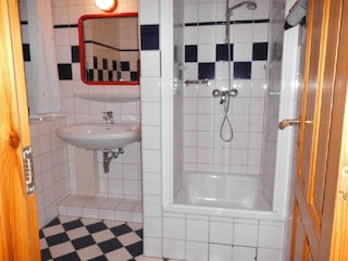 Separates Bad mit Fenster - Ferienwohnung JAN 2