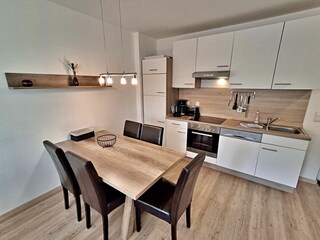 Esstisch und Küchenzeile