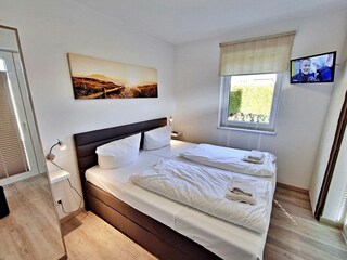 Hauptschlafzimmer mit Doppelbett und Zugang zur Terrasse