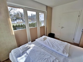 Hauptschlafzimmer mit Doppelbett und Zugang zur Terrasse