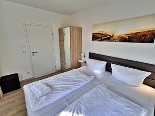 Hauptschlafzimmer mit Doppelbett und Zugang zur Terrasse