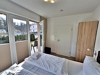 Hauptschlafzimmer mit Doppelbett und Zugang zur Terrasse