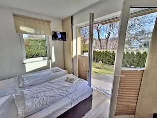 Hauptschlafzimmer mit Doppelbett und Zugang zur Terrasse